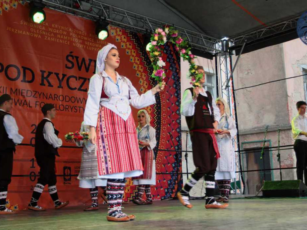 Kolorowa, folklorystyczna niedziela przy pałacu - spotkanie kultur w Jerzmanowej