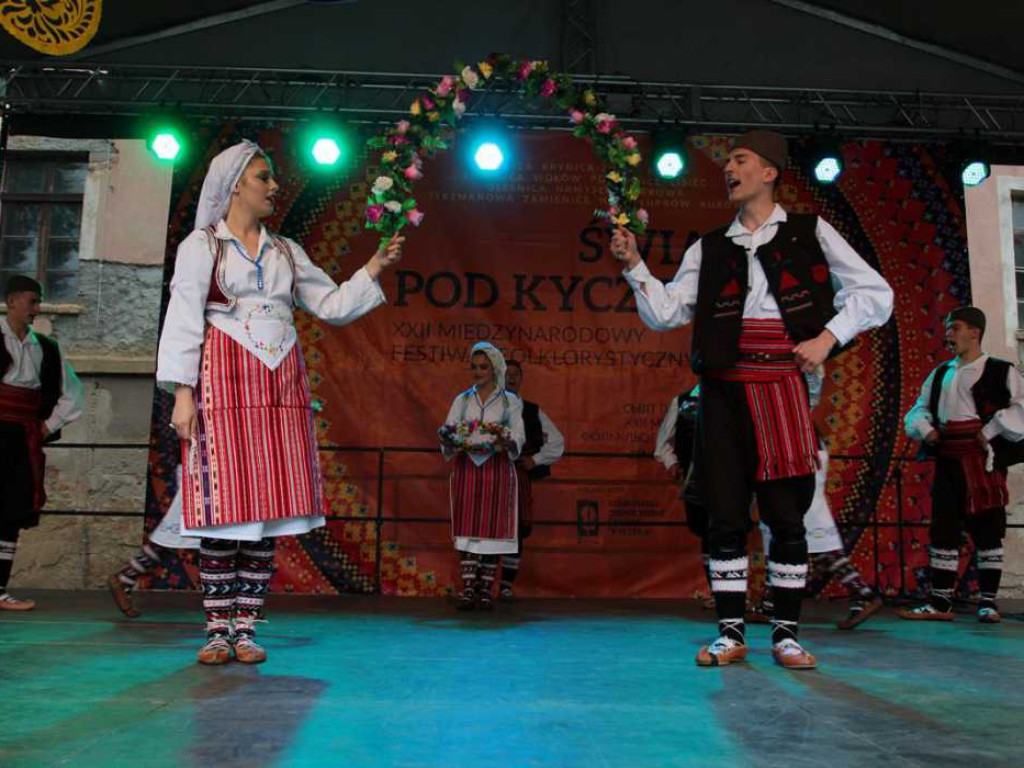 Kolorowa, folklorystyczna niedziela przy pałacu - spotkanie kultur w Jerzmanowej