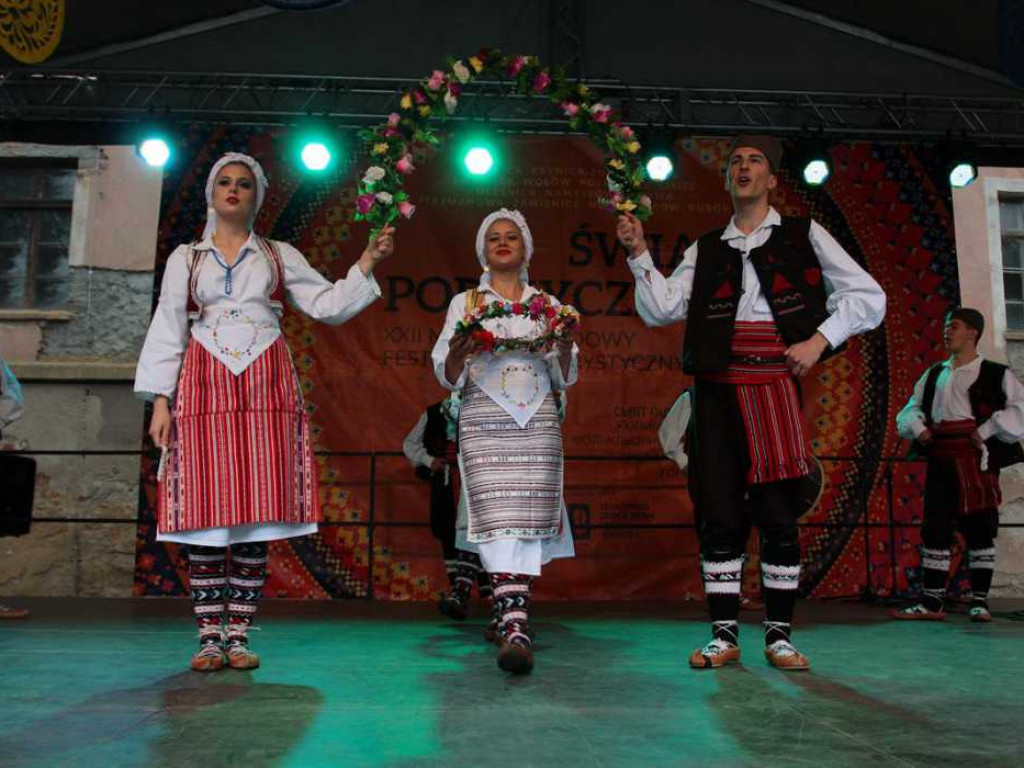 Kolorowa, folklorystyczna niedziela przy pałacu - spotkanie kultur w Jerzmanowej