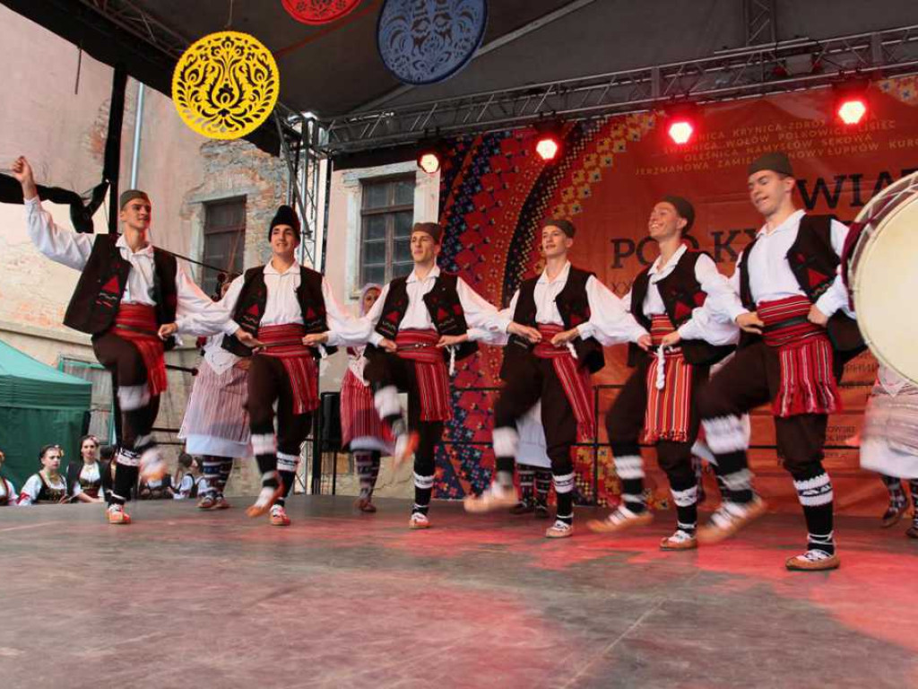 Kolorowa, folklorystyczna niedziela przy pałacu - spotkanie kultur w Jerzmanowej