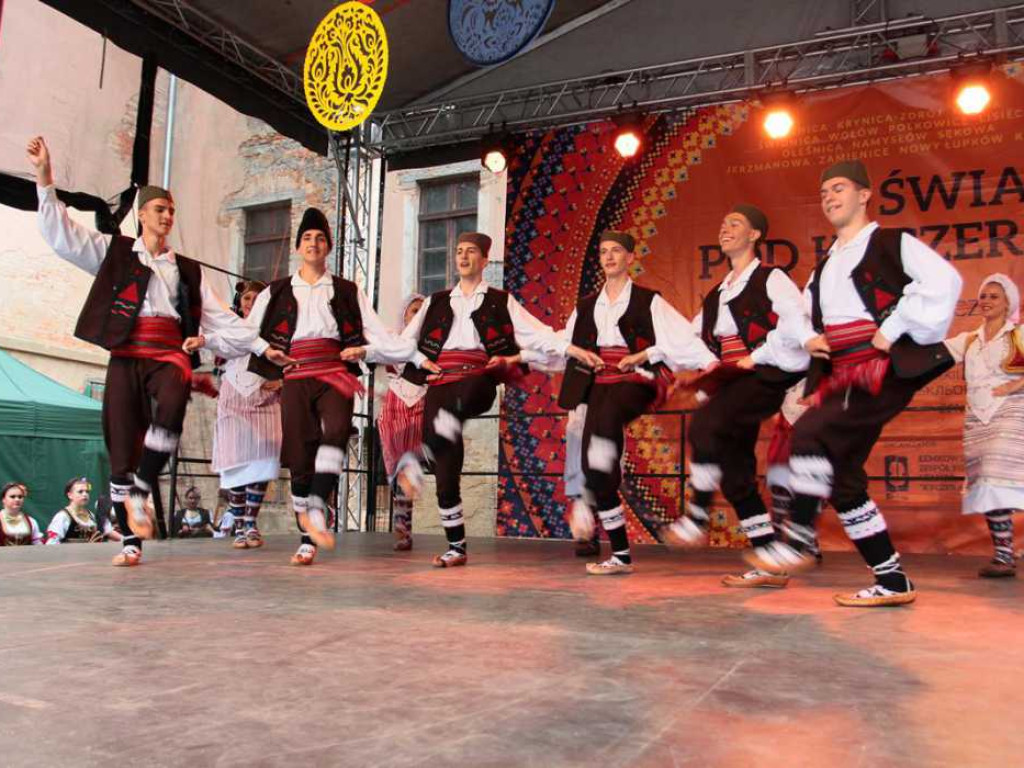 Kolorowa, folklorystyczna niedziela przy pałacu - spotkanie kultur w Jerzmanowej