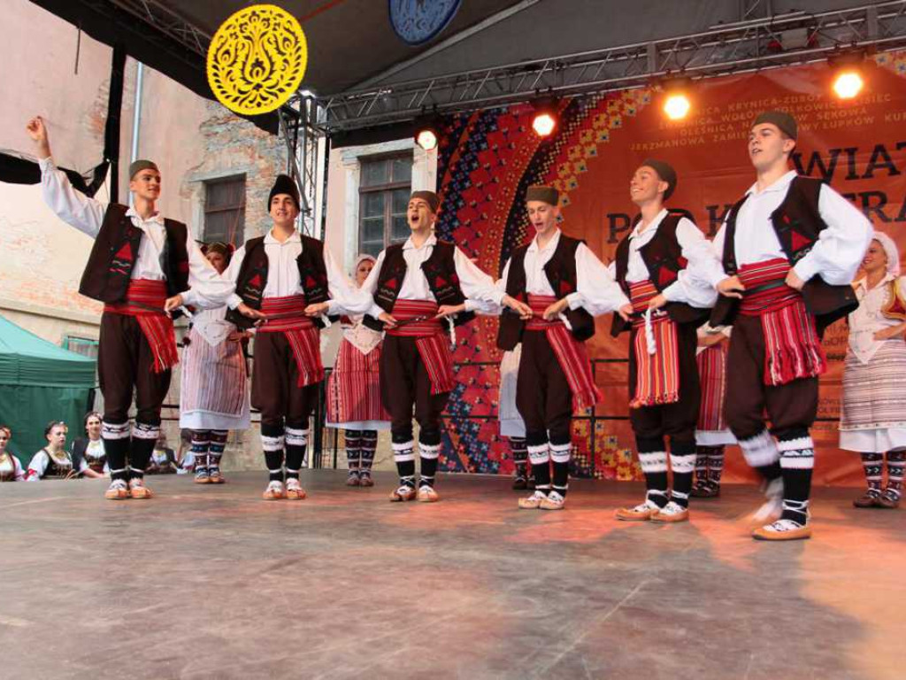 Kolorowa, folklorystyczna niedziela przy pałacu - spotkanie kultur w Jerzmanowej