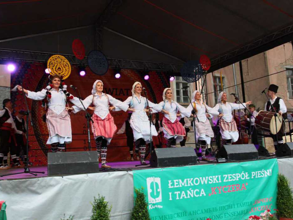 Kolorowa, folklorystyczna niedziela przy pałacu - spotkanie kultur w Jerzmanowej