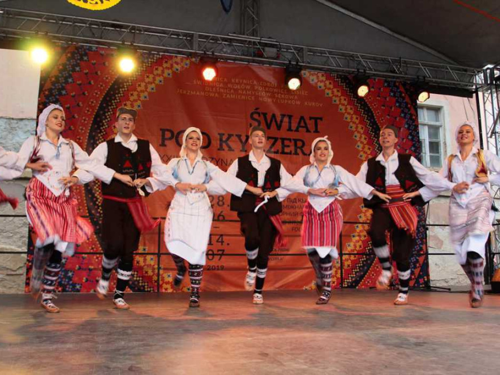 Kolorowa, folklorystyczna niedziela przy pałacu - spotkanie kultur w Jerzmanowej