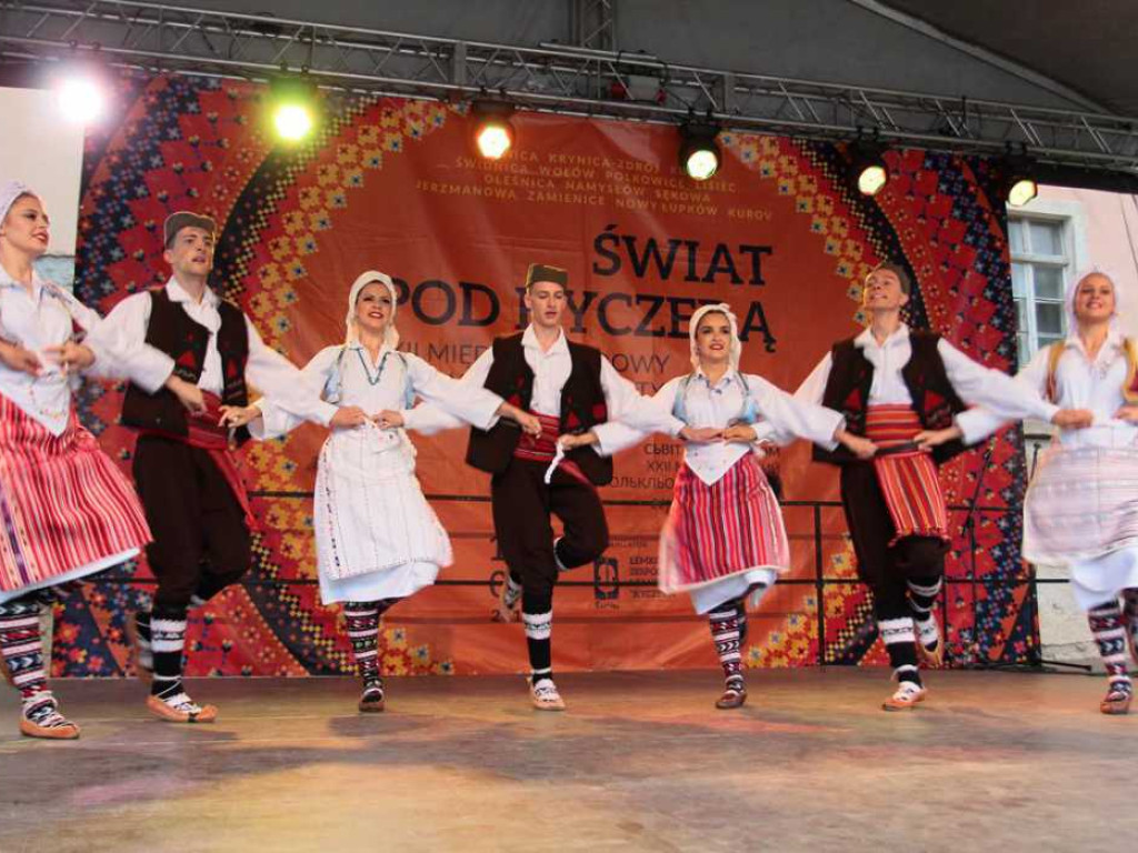 Kolorowa, folklorystyczna niedziela przy pałacu - spotkanie kultur w Jerzmanowej