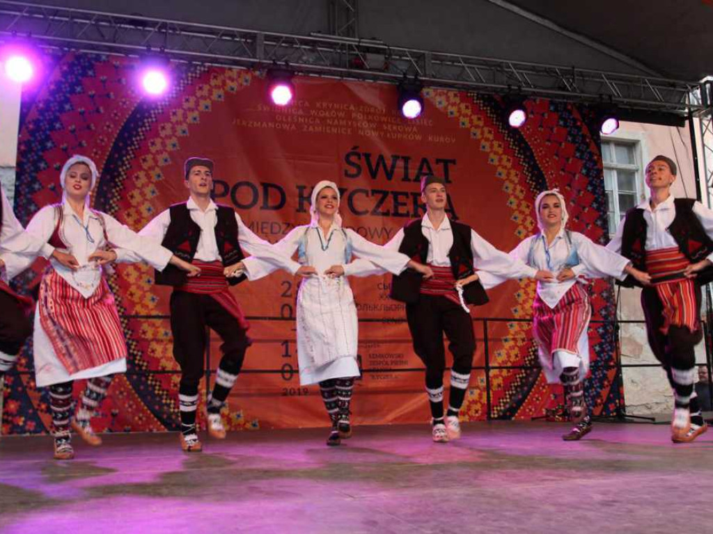 Kolorowa, folklorystyczna niedziela przy pałacu - spotkanie kultur w Jerzmanowej