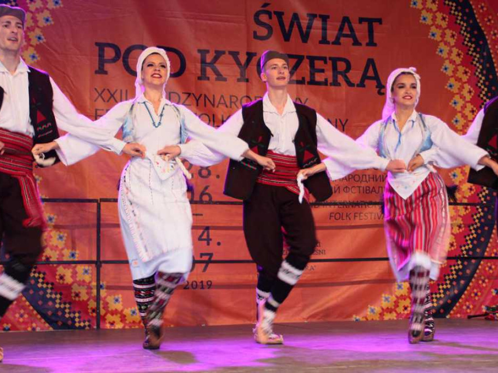 Kolorowa, folklorystyczna niedziela przy pałacu - spotkanie kultur w Jerzmanowej