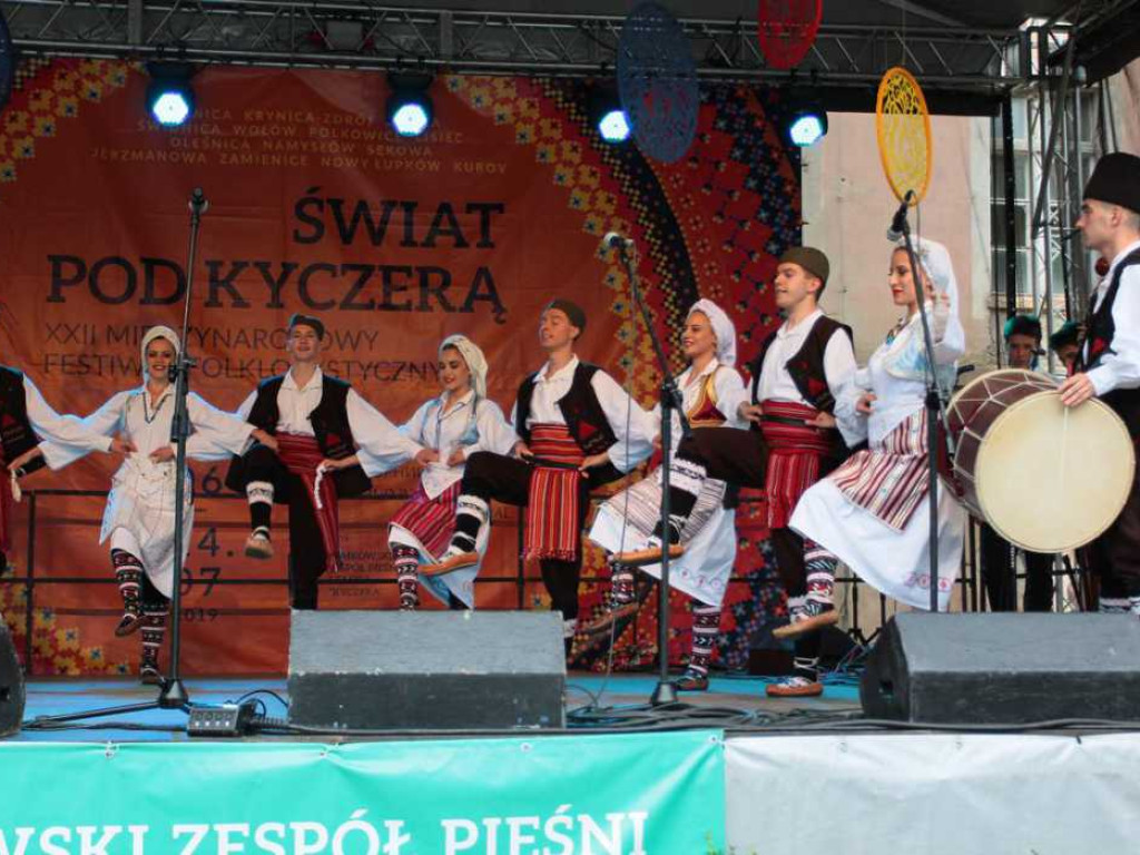 Kolorowa, folklorystyczna niedziela przy pałacu - spotkanie kultur w Jerzmanowej