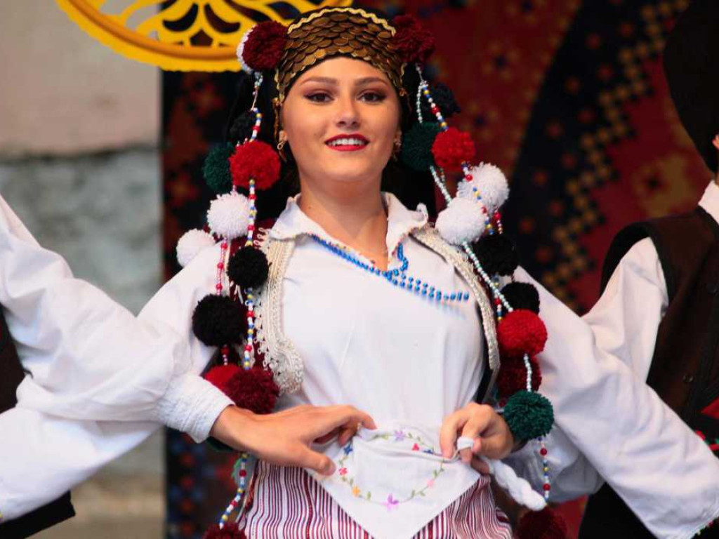Kolorowa, folklorystyczna niedziela przy pałacu - spotkanie kultur w Jerzmanowej