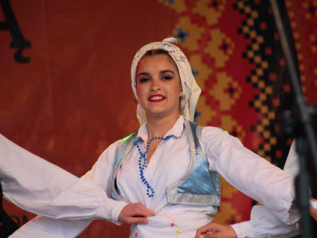 Kolorowa, folklorystyczna niedziela przy pałacu - spotkanie kultur w Jerzmanowej