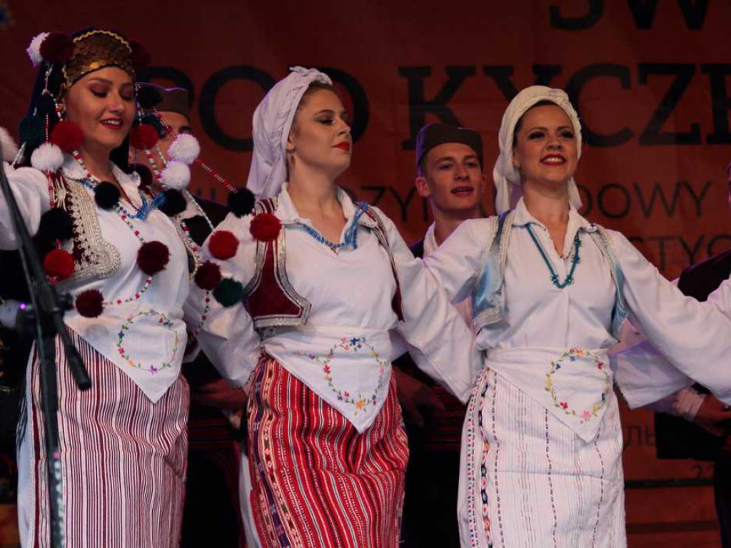Kolorowa, folklorystyczna niedziela przy pałacu - spotkanie kultur w Jerzmanowej