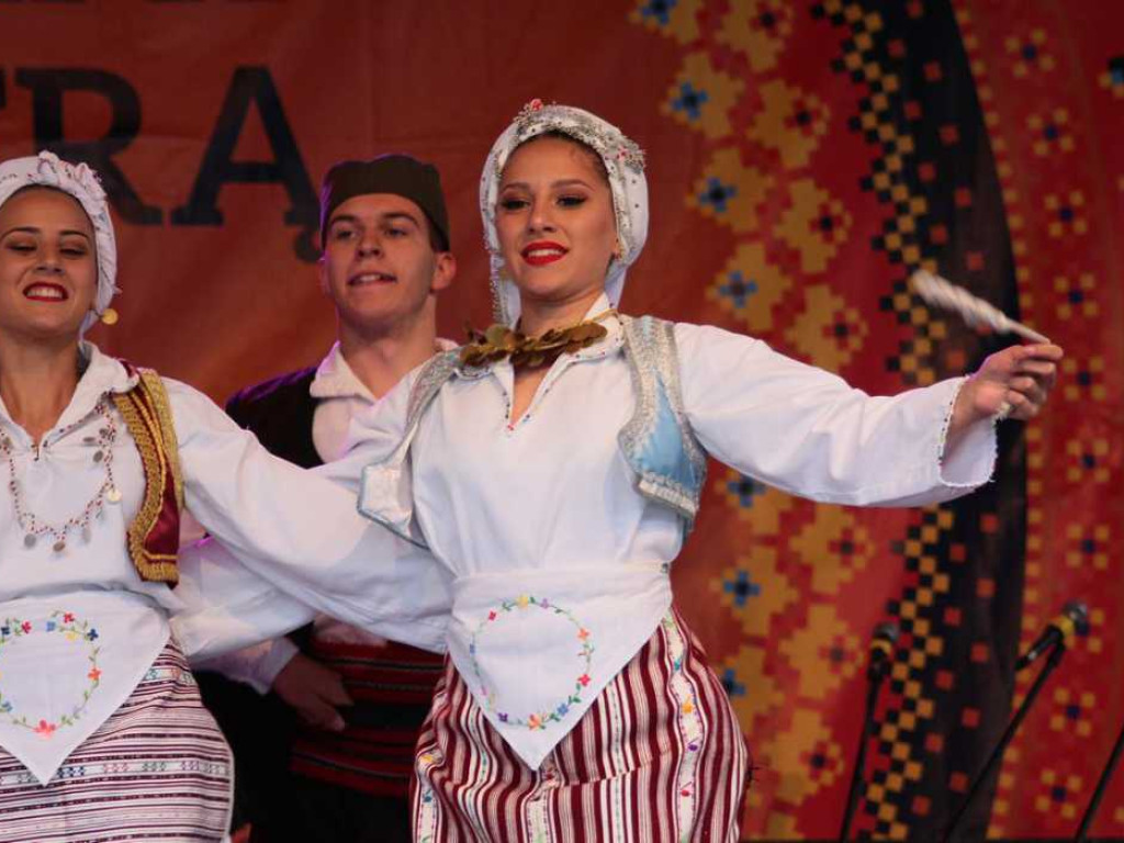 Kolorowa, folklorystyczna niedziela przy pałacu - spotkanie kultur w Jerzmanowej