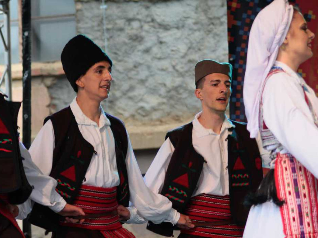 Kolorowa, folklorystyczna niedziela przy pałacu - spotkanie kultur w Jerzmanowej