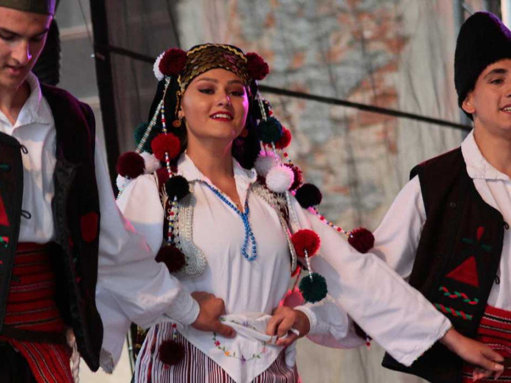 Kolorowa, folklorystyczna niedziela przy pałacu - spotkanie kultur w Jerzmanowej