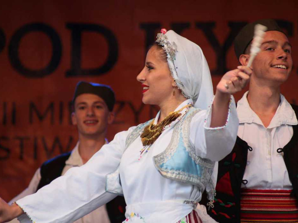 Kolorowa, folklorystyczna niedziela przy pałacu - spotkanie kultur w Jerzmanowej