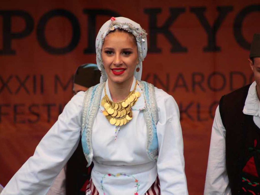 Kolorowa, folklorystyczna niedziela przy pałacu - spotkanie kultur w Jerzmanowej
