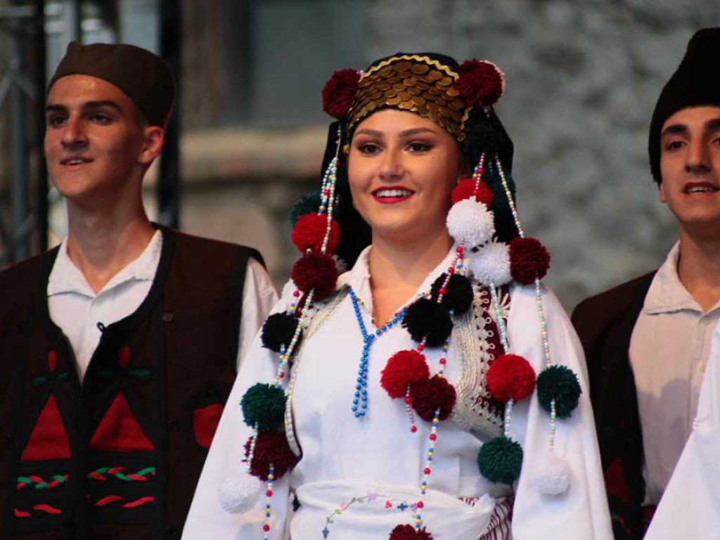 Kolorowa, folklorystyczna niedziela przy pałacu - spotkanie kultur w Jerzmanowej