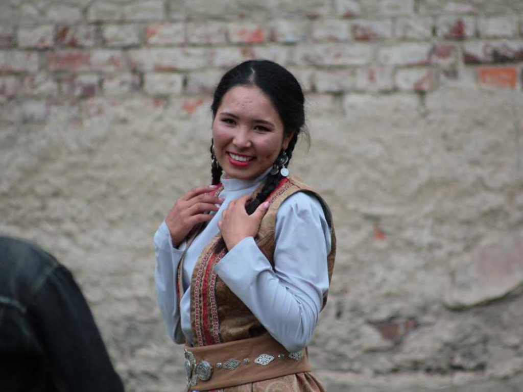 Kolorowa, folklorystyczna niedziela przy pałacu - spotkanie kultur w Jerzmanowej