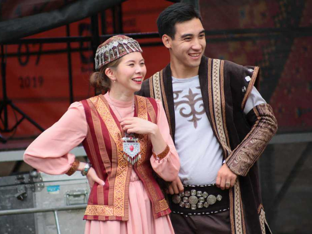 Kolorowa, folklorystyczna niedziela przy pałacu - spotkanie kultur w Jerzmanowej