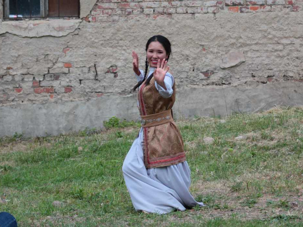 Kolorowa, folklorystyczna niedziela przy pałacu - spotkanie kultur w Jerzmanowej