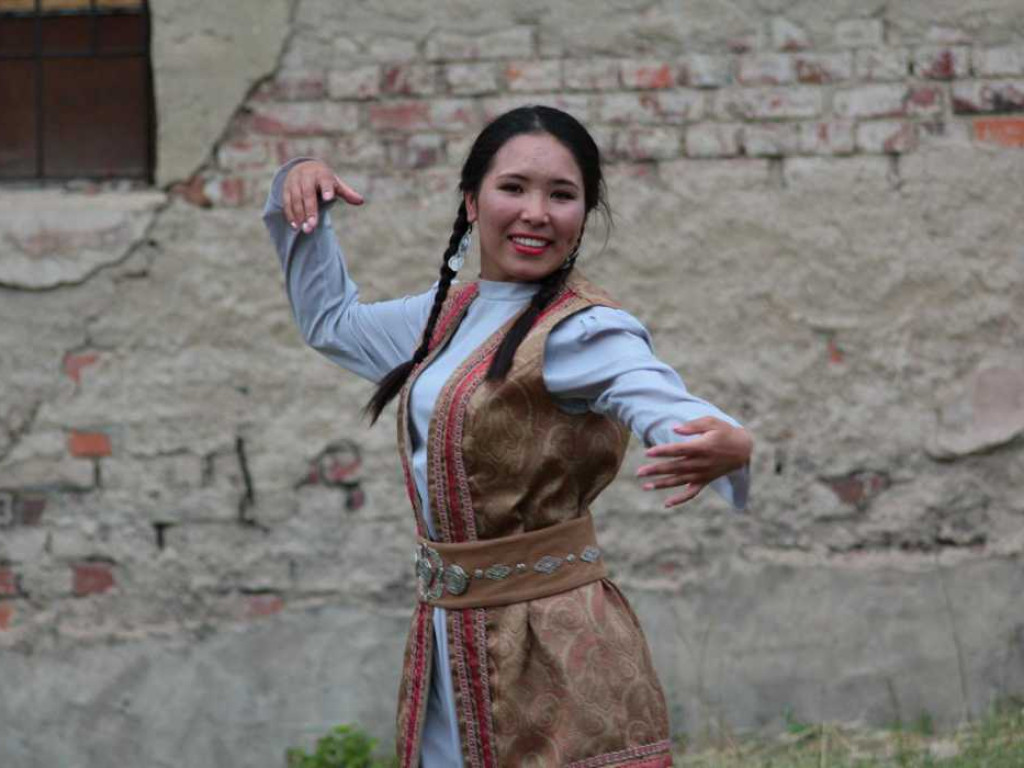Kolorowa, folklorystyczna niedziela przy pałacu - spotkanie kultur w Jerzmanowej