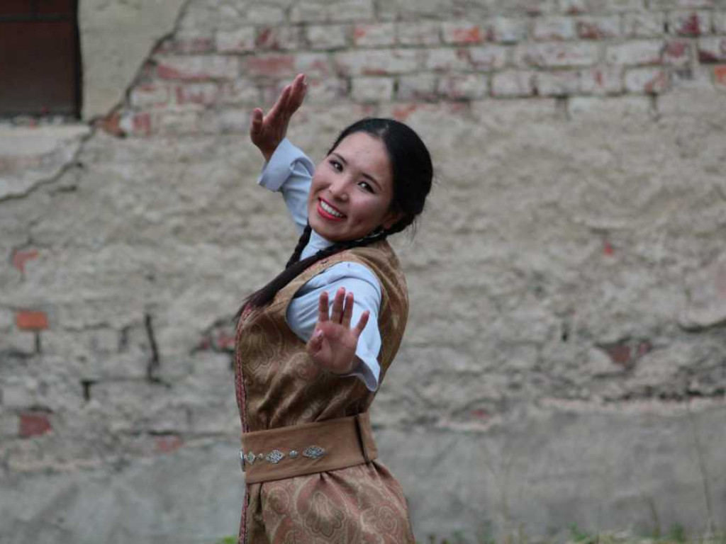 Kolorowa, folklorystyczna niedziela przy pałacu - spotkanie kultur w Jerzmanowej