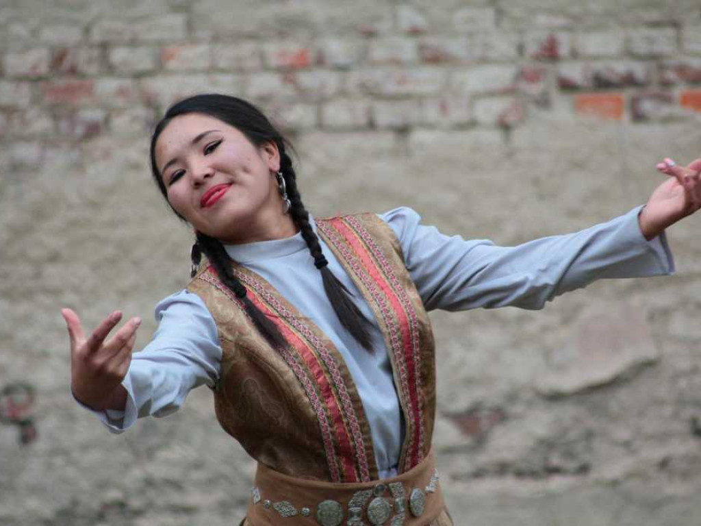 Kolorowa, folklorystyczna niedziela przy pałacu - spotkanie kultur w Jerzmanowej