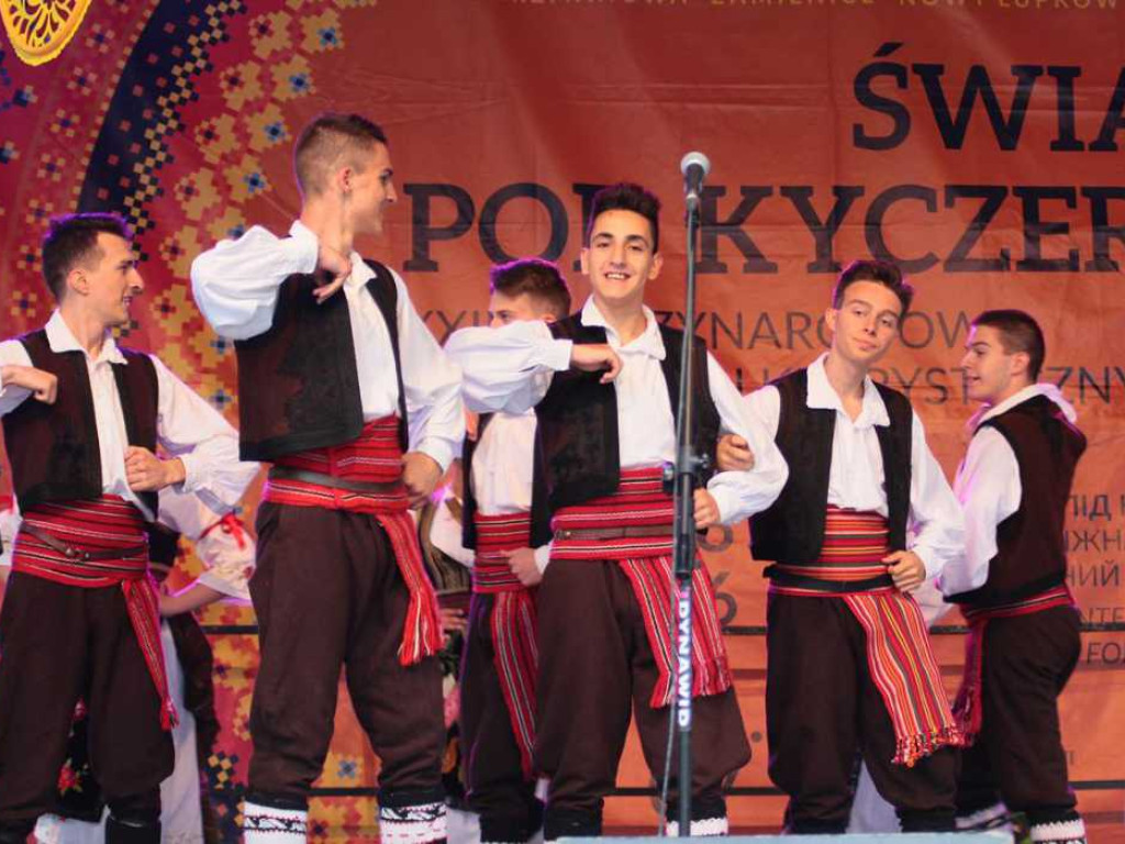 Kolorowa, folklorystyczna niedziela przy pałacu - spotkanie kultur w Jerzmanowej