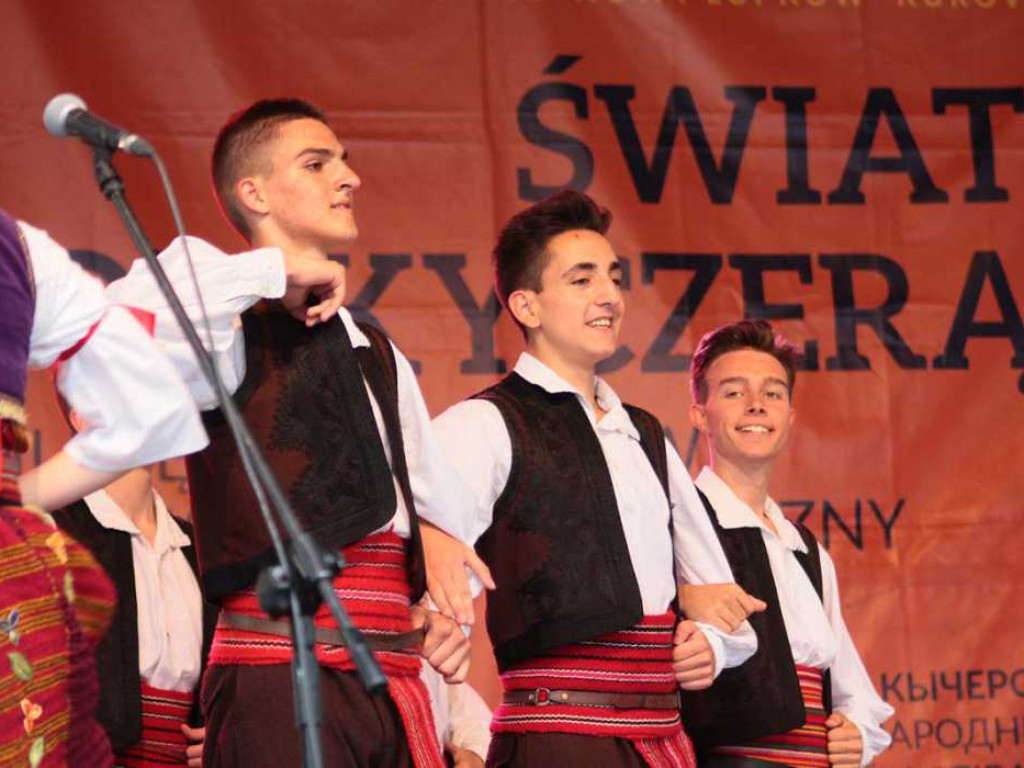 Kolorowa, folklorystyczna niedziela przy pałacu - spotkanie kultur w Jerzmanowej
