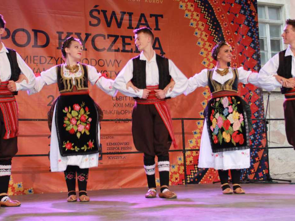 Kolorowa, folklorystyczna niedziela przy pałacu - spotkanie kultur w Jerzmanowej
