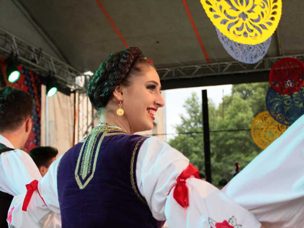 Kolorowa, folklorystyczna niedziela przy pałacu - spotkanie kultur w Jerzmanowej