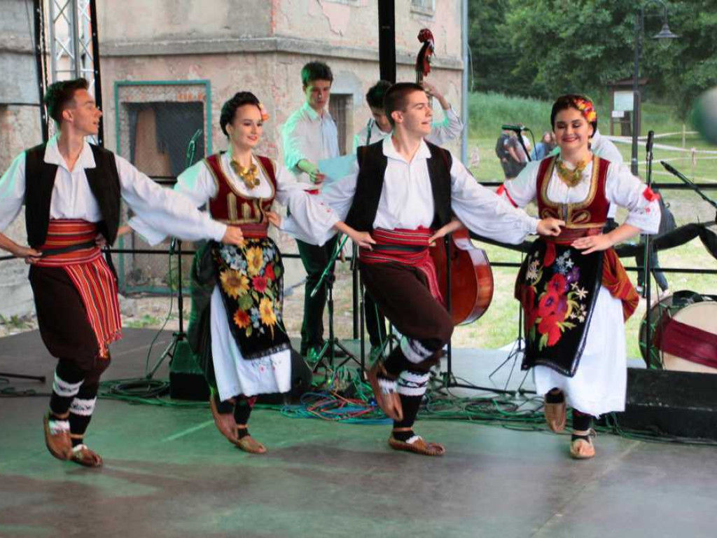 Kolorowa, folklorystyczna niedziela przy pałacu - spotkanie kultur w Jerzmanowej