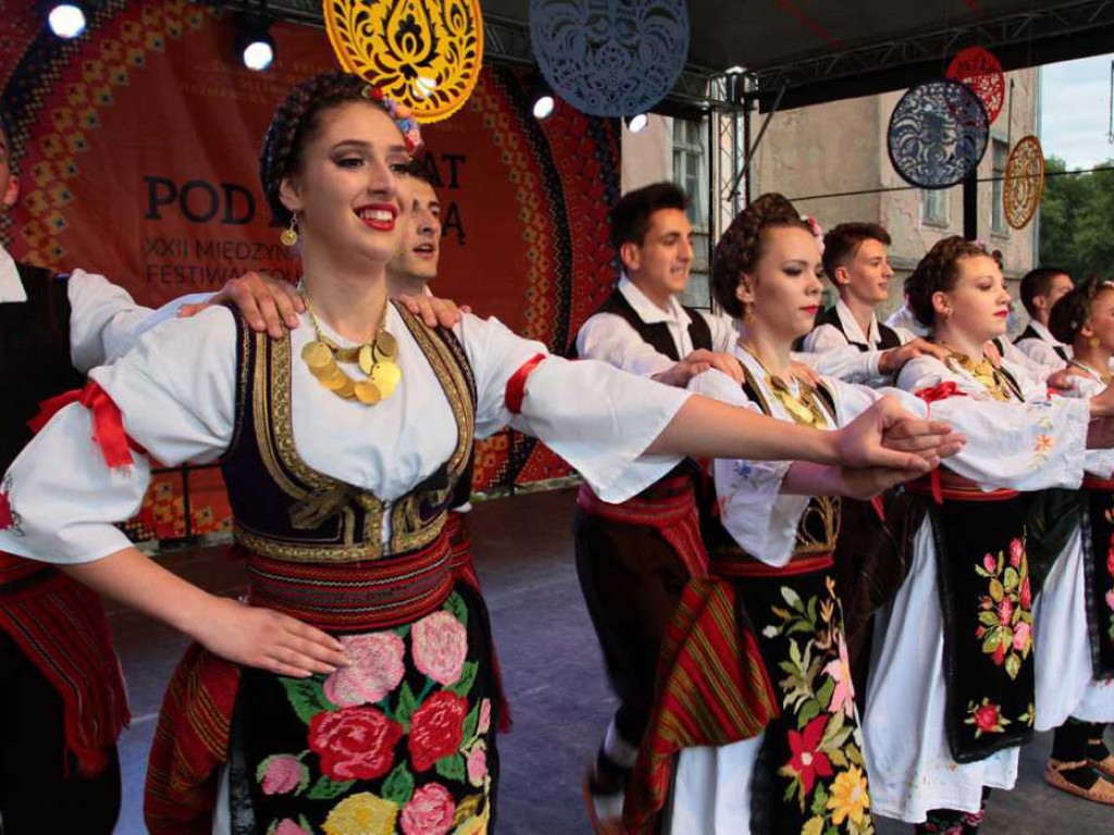 Kolorowa, folklorystyczna niedziela przy pałacu - spotkanie kultur w Jerzmanowej
