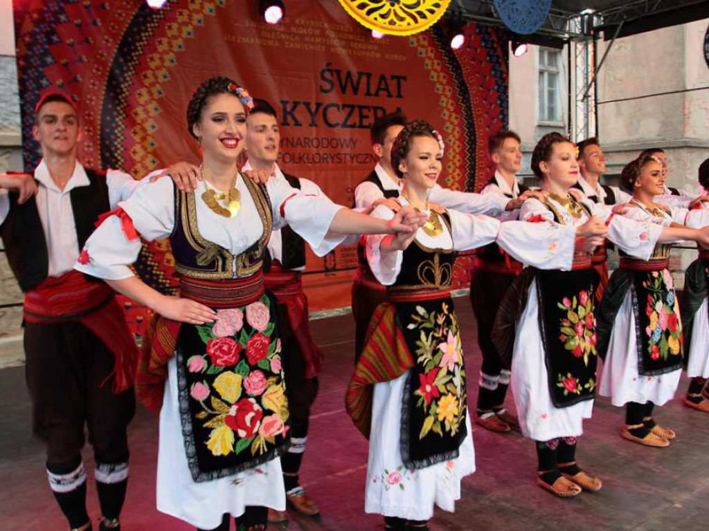 Kolorowa, folklorystyczna niedziela przy pałacu - spotkanie kultur w Jerzmanowej