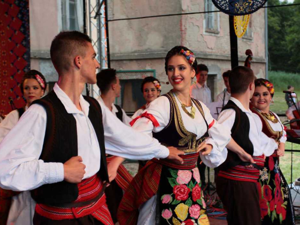Kolorowa, folklorystyczna niedziela przy pałacu - spotkanie kultur w Jerzmanowej