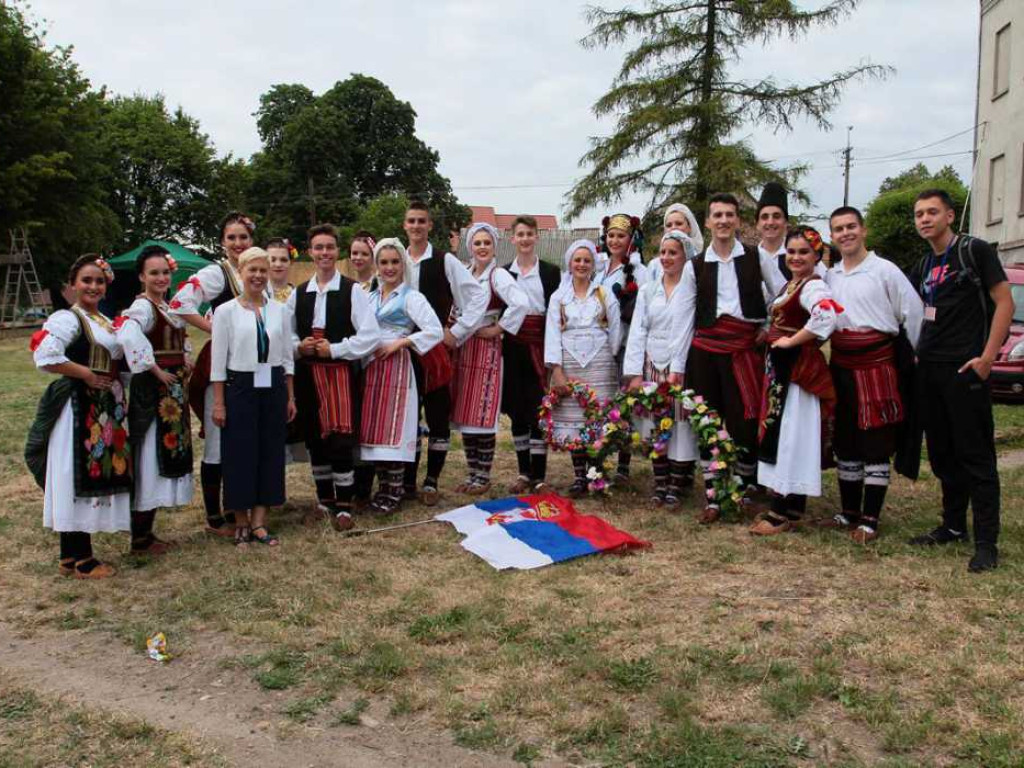 Kolorowa, folklorystyczna niedziela przy pałacu - spotkanie kultur w Jerzmanowej