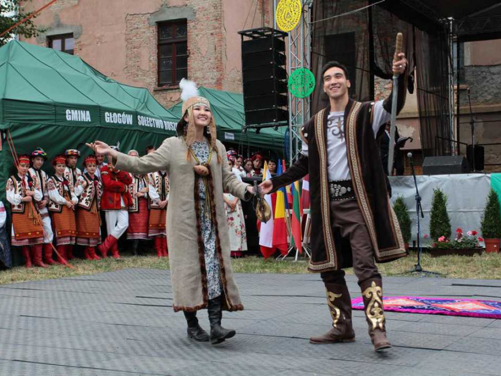 Kolorowa, folklorystyczna niedziela przy pałacu - spotkanie kultur w Jerzmanowej
