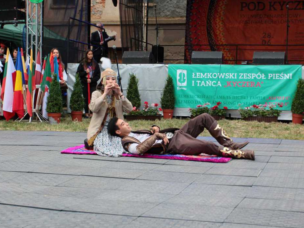 Kolorowa, folklorystyczna niedziela przy pałacu - spotkanie kultur w Jerzmanowej