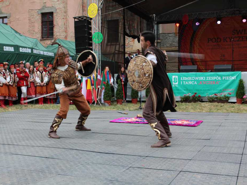 Kolorowa, folklorystyczna niedziela przy pałacu - spotkanie kultur w Jerzmanowej