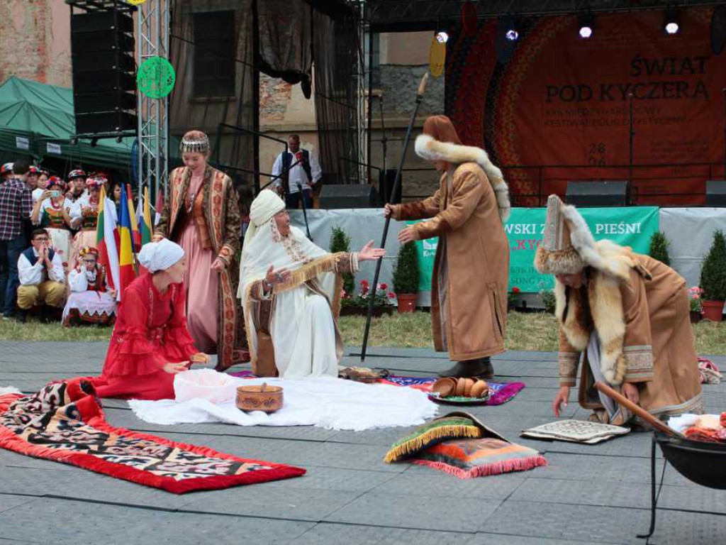 Kolorowa, folklorystyczna niedziela przy pałacu - spotkanie kultur w Jerzmanowej