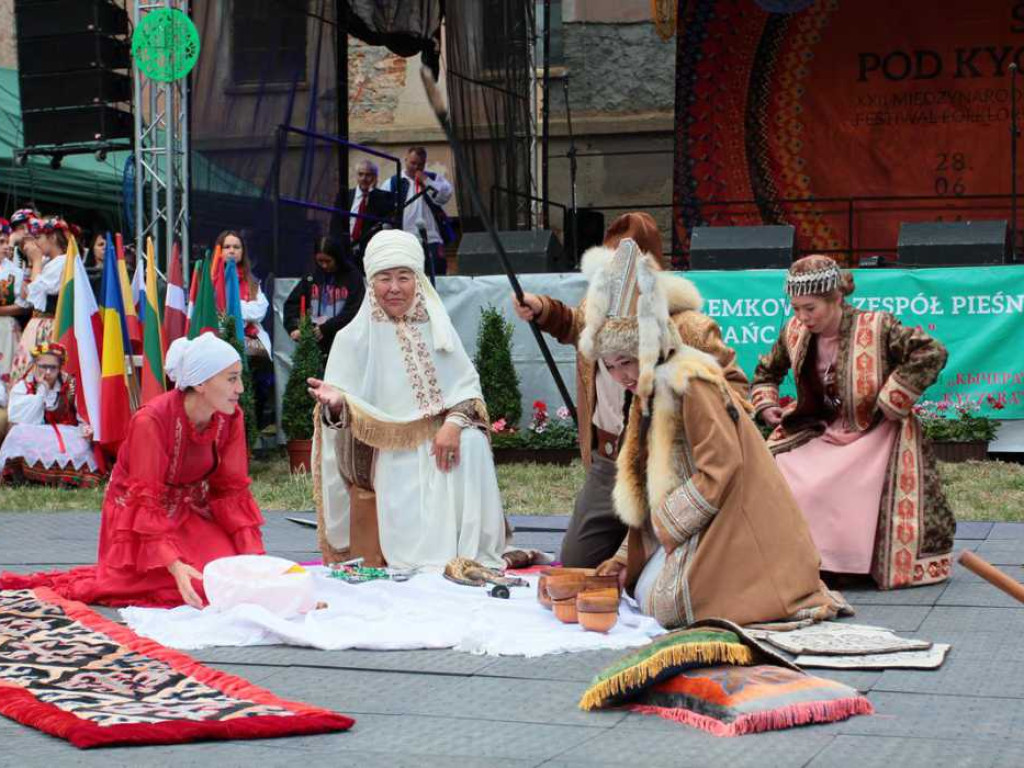 Kolorowa, folklorystyczna niedziela przy pałacu - spotkanie kultur w Jerzmanowej