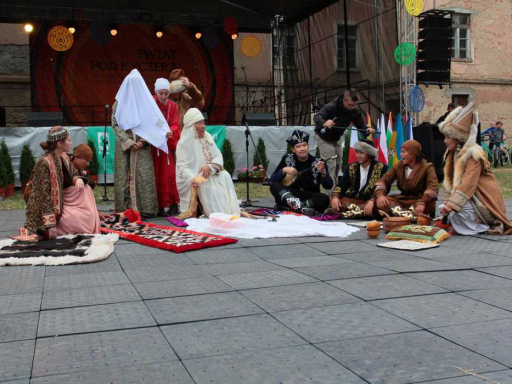 Kolorowa, folklorystyczna niedziela przy pałacu - spotkanie kultur w Jerzmanowej