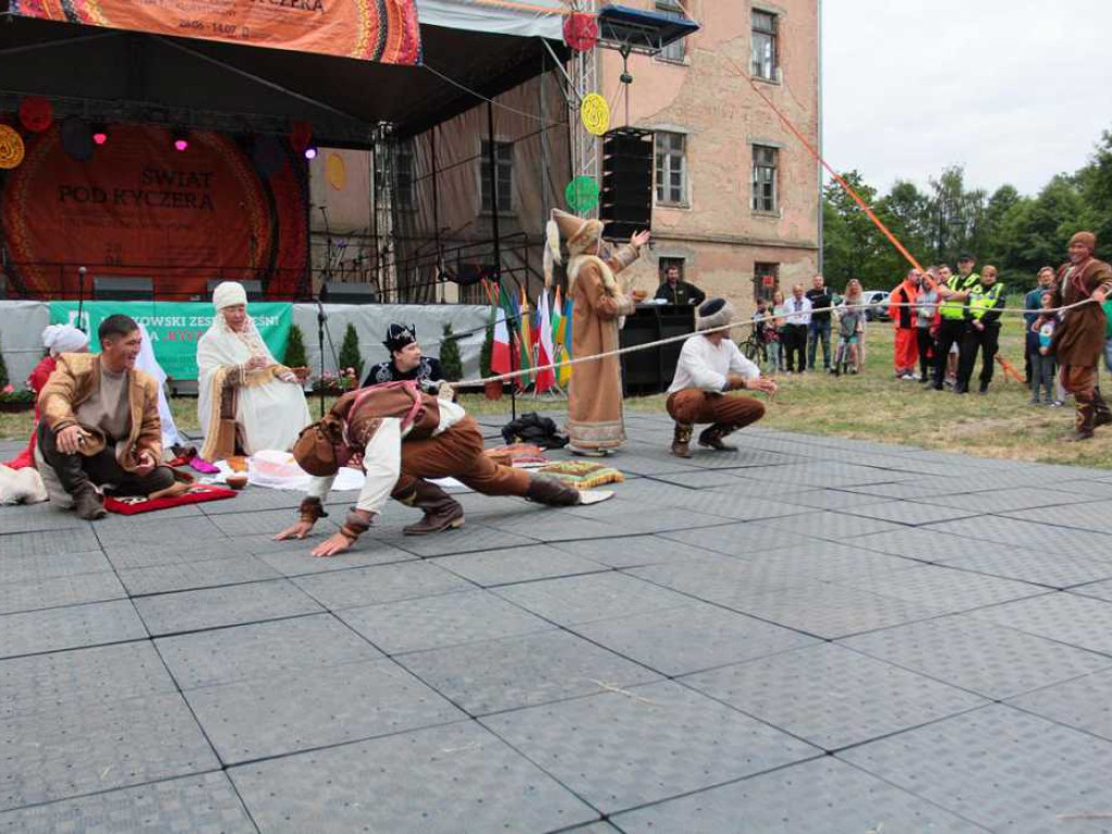 Kolorowa, folklorystyczna niedziela przy pałacu - spotkanie kultur w Jerzmanowej
