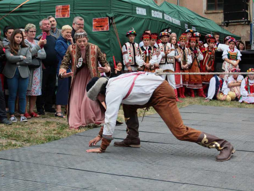 Kolorowa, folklorystyczna niedziela przy pałacu - spotkanie kultur w Jerzmanowej