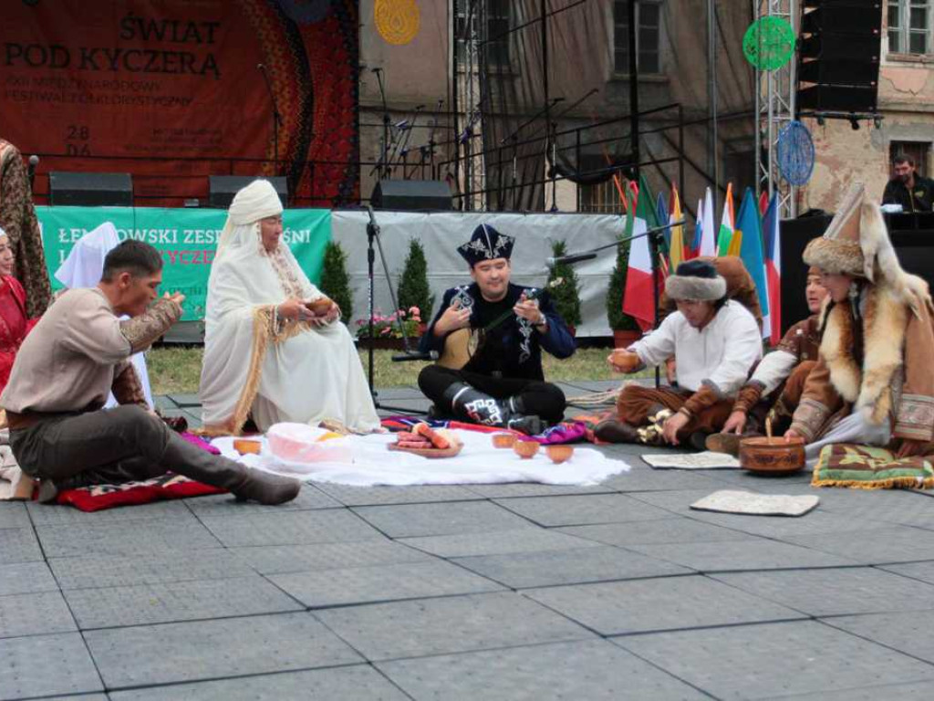 Kolorowa, folklorystyczna niedziela przy pałacu - spotkanie kultur w Jerzmanowej