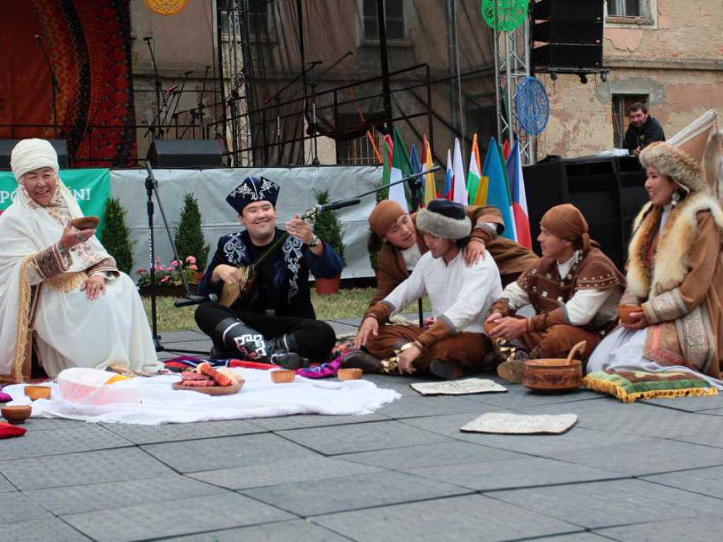 Kolorowa, folklorystyczna niedziela przy pałacu - spotkanie kultur w Jerzmanowej