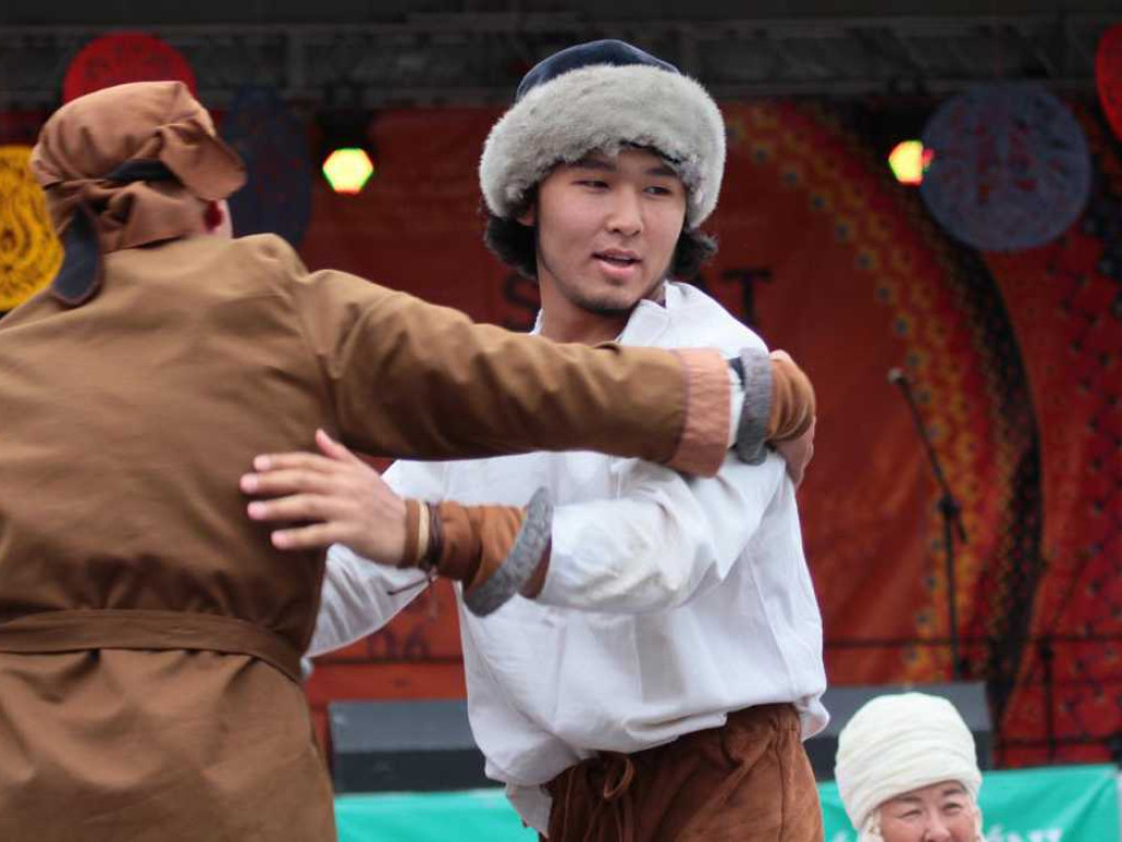 Kolorowa, folklorystyczna niedziela przy pałacu - spotkanie kultur w Jerzmanowej