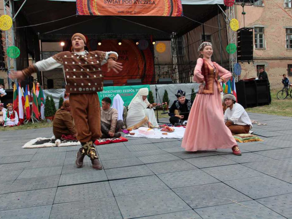 Kolorowa, folklorystyczna niedziela przy pałacu - spotkanie kultur w Jerzmanowej