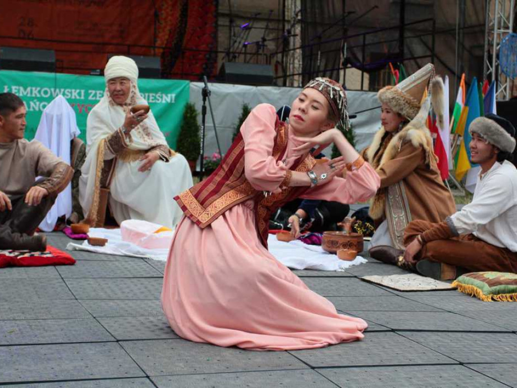 Kolorowa, folklorystyczna niedziela przy pałacu - spotkanie kultur w Jerzmanowej