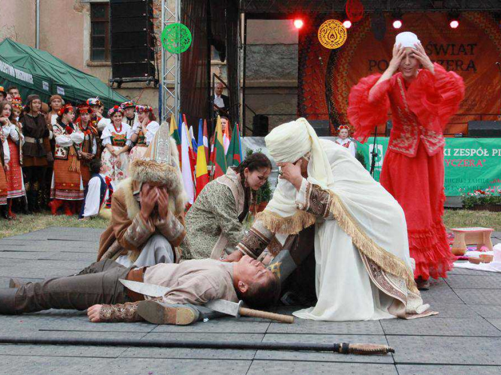 Kolorowa, folklorystyczna niedziela przy pałacu - spotkanie kultur w Jerzmanowej